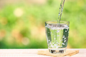Ile pić wody dziennie szklanka